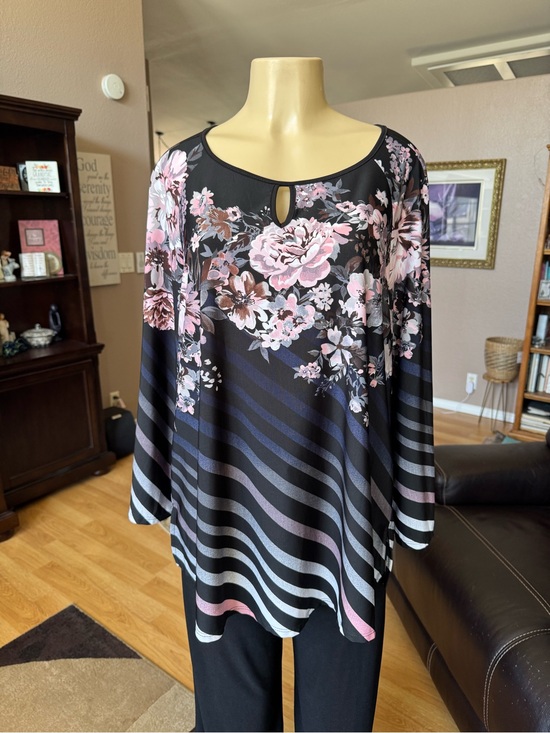 Avenue Tops - Avenue black floral keyhole knit blouse with long sleeves-size 18/20
